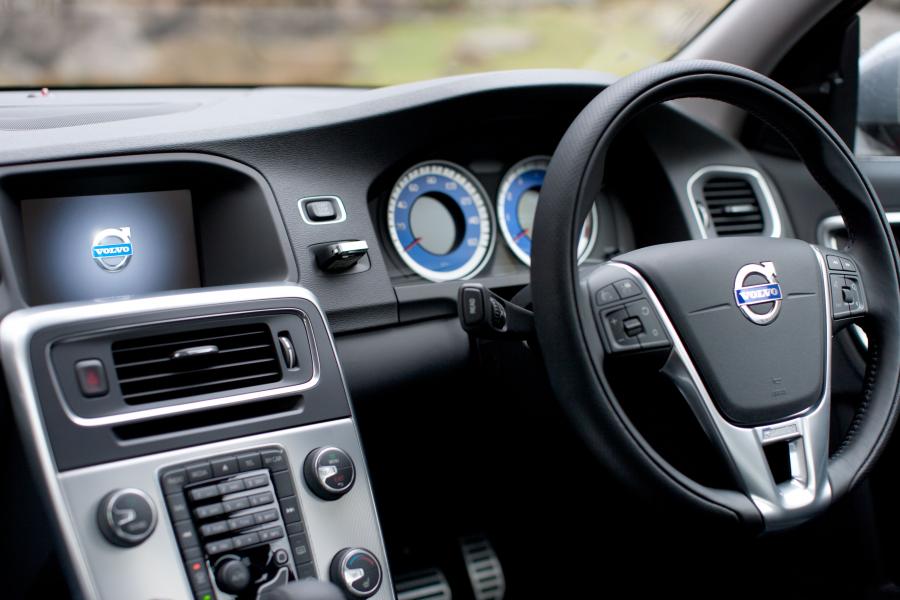  Volvo V60 T6 AWD R-Design 2011 года  (UK) (фото 2 из 11)